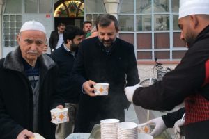 Bursa Gürsu Belediye Başkanı Işık, seher vakitlerinde ilçe halkıyla buluşuyor