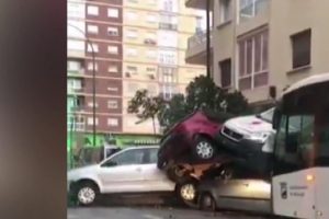 Kontrolden &ccedil;ıkan otob&uuml;s ortalığı savaş alanına &ccedil;evirdi!