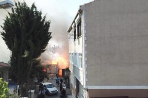 Gecekondudaki yangın havadan g&ouml;r&uuml;nt&uuml;lendi