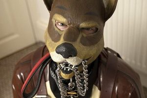 'Kendimi insan gibi hissetmiyorum' dedi, k&ouml;pek gibi yaşamaya başladı