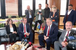 CHP'li başkan Kuran'ı Kerim'e el basarak g&ouml;reve başladı