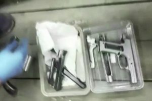 Silah tacirlerine operasyon: 8 g&ouml;zaltı