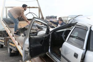 Motosikletle otomobil birbirine girdi: 1 &ouml;l&uuml;, 2 yaralı