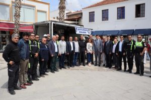 Polisler kan verdi, lokma dağıttı