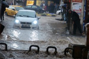 Kilis'te, sağanakta evleri su bastı
