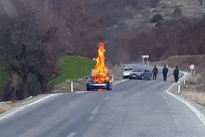 Seyir halindeki otomobil alev alev yandı