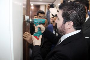 Savcı Sayan, makam odasının kapısını elleriyle s&ouml;kt&uuml;