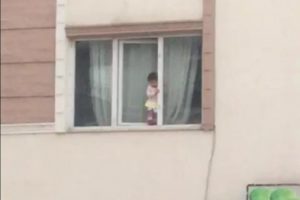 Pencereye &ccedil;ıkan &ccedil;ocuk y&uuml;rekleri ağza getirdi