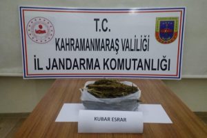 Jandarmayı g&ouml;r&uuml;nce uyuşturucuyu yola sa&ccedil;tılar