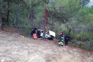 Takla atan otomobildeki 4 kişi yaralandı