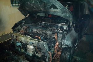 Bursa'da yanan otomobile mahalleli müdahale etti