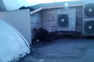 Alkoll&uuml; şahıs belediye &ouml;n&uuml;nde ortalığı birbirine kattı