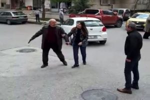 Silah &ccedil;eken babayı kızı ikna etti