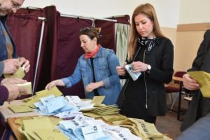 Bergama'da ge&ccedil;ersiz oylar yeniden sayılacak