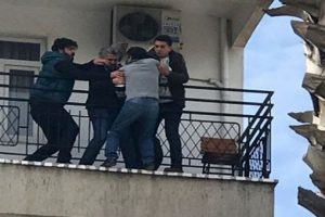 &Ccedil;ocuğunu g&ouml;remeyince intihara kalkıştı
