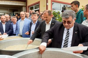 Bursa Orhaneli Belediye Başkanı Aykurt, kendi elleriyle halka yemek dağıttı