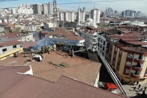 Esenyurt'ta bir binanın &ccedil;atı katı alev alev yandı