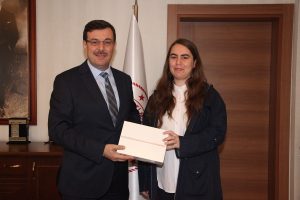 Bursa İl Milli Eğitim M&uuml;d&uuml;r&uuml; yarışmada dereceye giren &ouml;ğrenciyi misafir etti