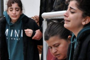 Annesi b&ouml;yle teselli etti: 'Gittiyse gitsin, kızım'