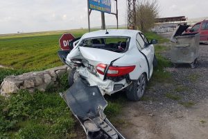 Hastaneye giderken kaza yaptı, hasta eşi yaralandı
