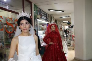 Sokakta mankenleri g&ouml;renler cep telefonlarına sarıldı
