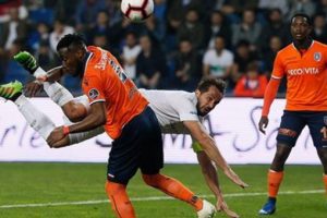 Lider Medipol Başakşehir sahasında galip