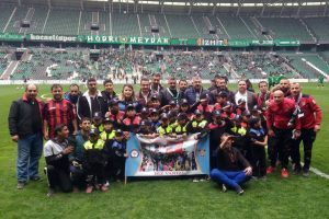 Roman &ccedil;ocuklar, polis &uuml;niforması giyip futbolcularla sahaya &ccedil;ıktılar
