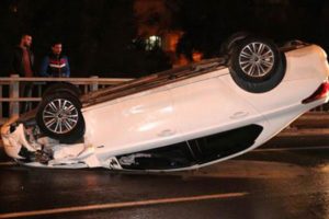 Kaza yapan s&uuml;r&uuml;c&uuml; otomobili bırakıp ka&ccedil;tı