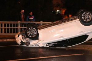 İzmir'de kaza yapan s&uuml;r&uuml;c&uuml; otomobili bırakıp ka&ccedil;tı
