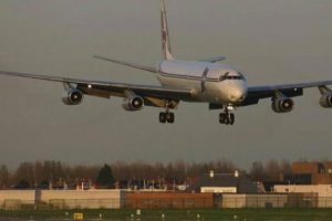 Tayvan'da 317 kişiyi taşıyan u&ccedil;ak acil iniş yaptı