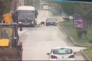 Tramb&uuml;sten inen kıza otomobilin &ccedil;arptığı kaza g&uuml;venlik kamerasında