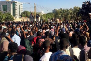 Sudan'da g&ouml;steriler binlerce kişiyle ikinci g&uuml;n&uuml;nde de devam etti