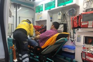 Otomobil, yolcu servis minib&uuml;s&uuml;yle &ccedil;arpıştı!