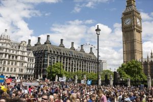 Brexit yorgunu İngilizler g&uuml;&ccedil;l&uuml; lider istiyor