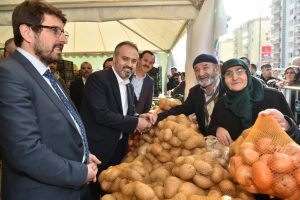 Bursalılara tanzimde en &ccedil;ok ucuz patates satıldı