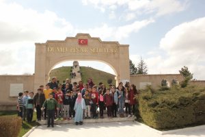 İlkokul &ouml;ğrencilerinden şehitliğe ziyaret