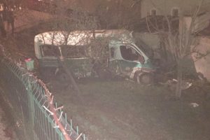 Kırmızı ışıkta ge&ccedil;en otomobil minib&uuml;se &ccedil;arptı!