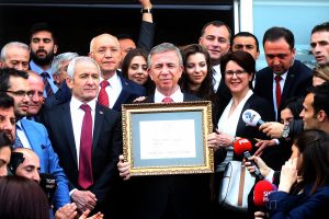 Ankara B&uuml;y&uuml;kşehir Belediye Başkanı Mansur Yavaş mazbatasını aldı