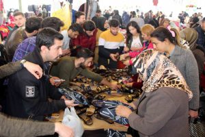 &Uuml;niversitelilerden, ilkokul &ouml;ğrencileri i&ccedil;in &ouml;rnek hareket