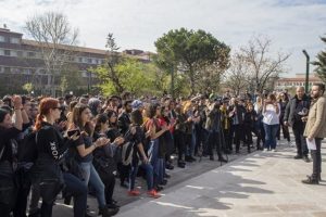&Uuml;niversite &ouml;ğrencileri, cinsel istismarı protesto etti