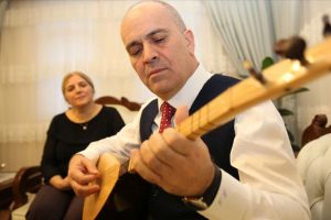 Emniyet m&uuml;d&uuml;r&uuml;n&uuml;n sazından ezgiler y&uuml;kseliyor