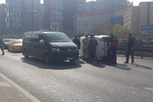 Ara&ccedil; takla attı, trafik durma noktasına geldi!