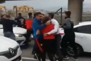G&ouml;ztepe'de futbolcular ve taraftar birbirlerine girdi