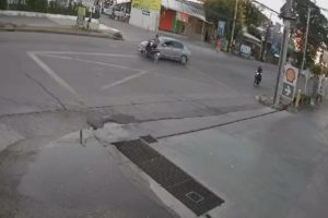 Kadın motosiklet s&uuml;r&uuml;c&uuml;s&uuml; &ouml;l&uuml;mden d&ouml;nd&uuml;... İşte o anlar!