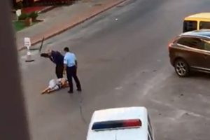 Kazak kadını d&ouml;ven polisin aldığı cezaya tepki!