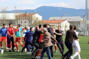 Bolu'da U-17 ma&ccedil;ında kavga &ccedil;ıktı