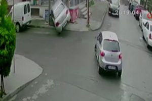 Faciadan d&ouml;n&uuml;ld&uuml;, s&uuml;r&uuml;c&uuml; şok ge&ccedil;irdi