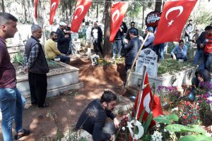 Bedelli askerlik yolunda &ouml;lm&uuml;şt&uuml;... Arkadaşının yanına defnedildi!