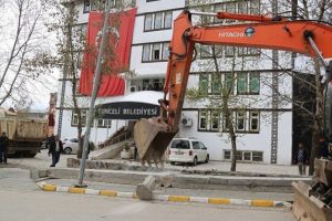 'Kom&uuml;nist Başkan' belediye &ouml;n&uuml;ndeki duvarı yıktırdı