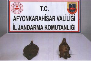 Eski d&ouml;neme ait kandillerle birlikte yakalandılar